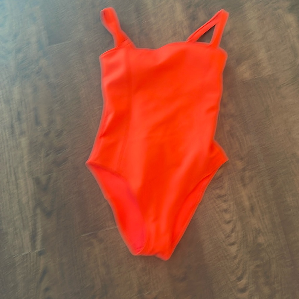 NWOT GOOD AMERICAN Beautiful Sculpt One Piece with open tie back!